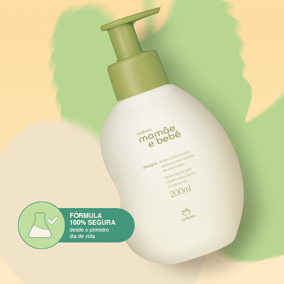 Shampoo para bebê Natura em uso no banho