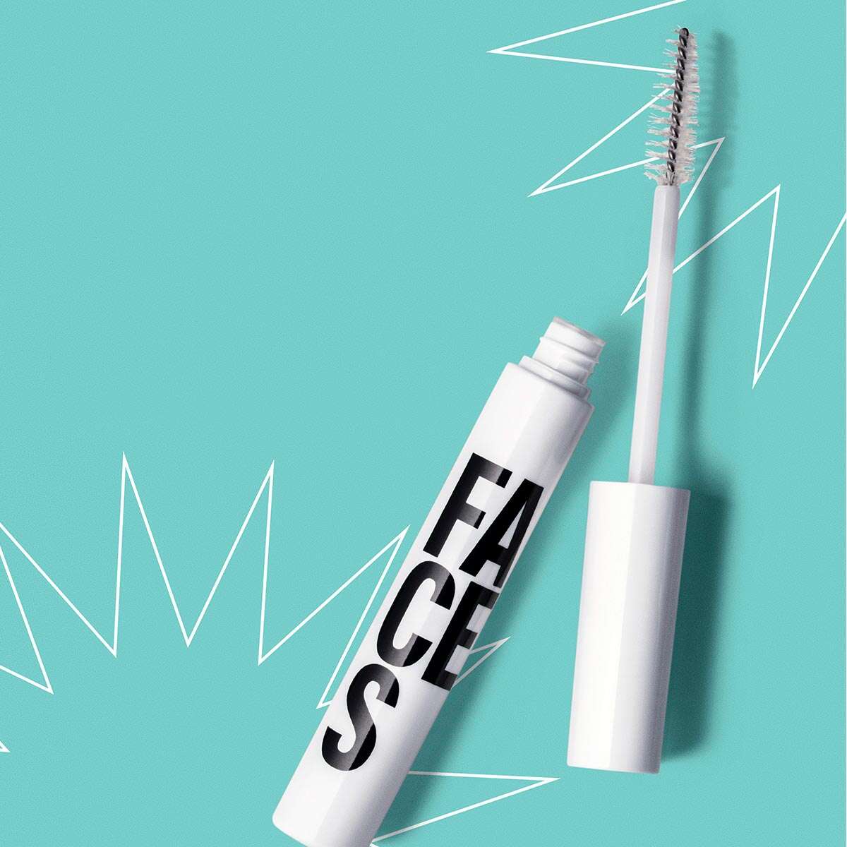 Máscara para Olhos e Sobrancelhas Incolor Faces 7 ml aplicada, com destaque para o efeito encorpado e alinhado nos cílios e sobrancelhas