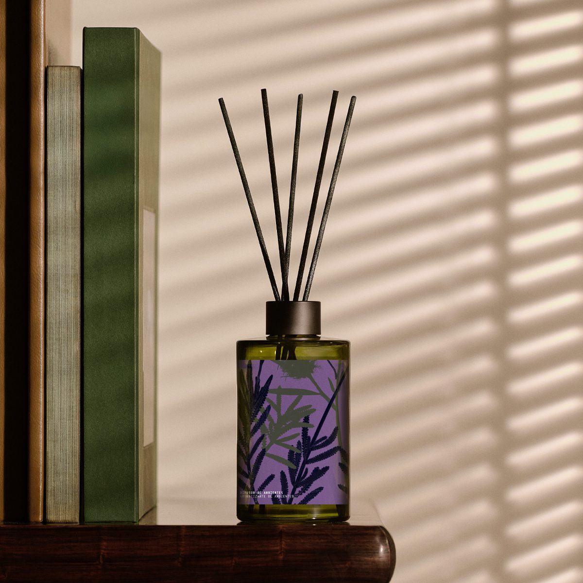 Difusor de Ambiente Natura Bothânica Divinus Plantae 5 Detalhe das varetas absorvendo a fragrância