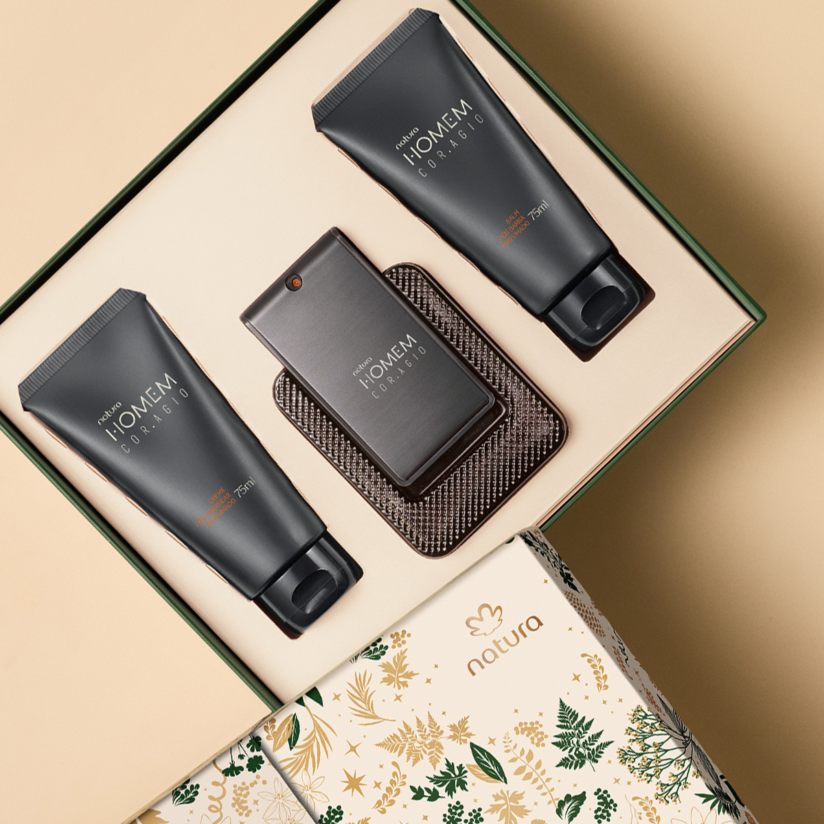 Detalhe dos produtos do kit Natura Homem Cor.agio abertos