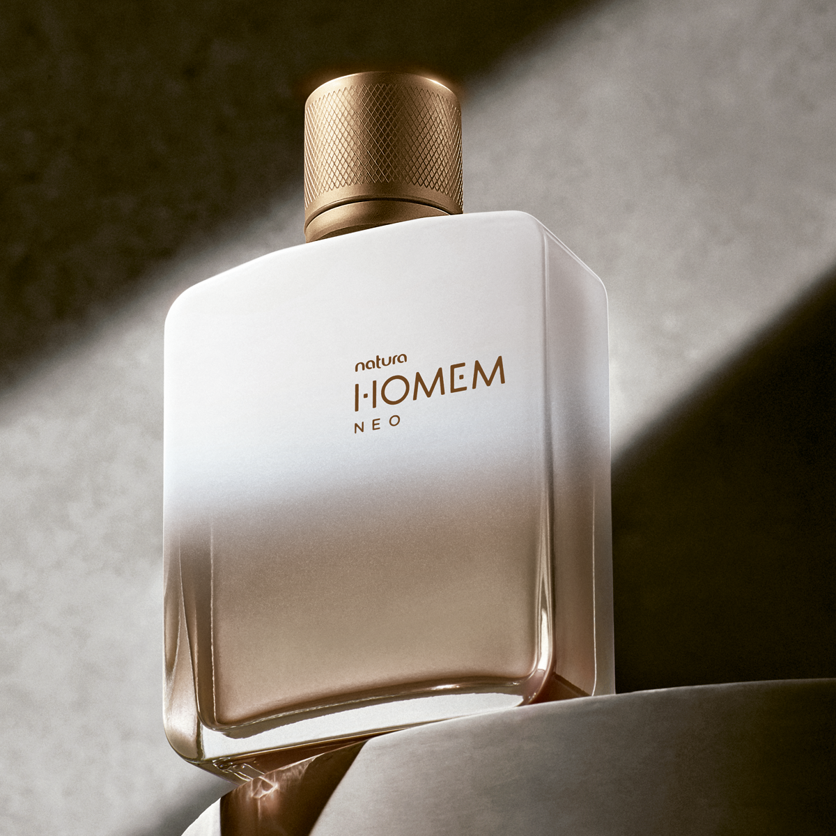 Perfume Natura Homem Neo com fundo amadeirado