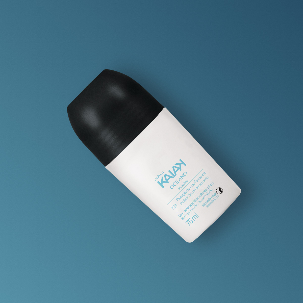 Desodorante Antitranspirante Roll-on Kaiak Oceano Masculino 5 Close-up da fragrância e embalagem Kaiak Oceano