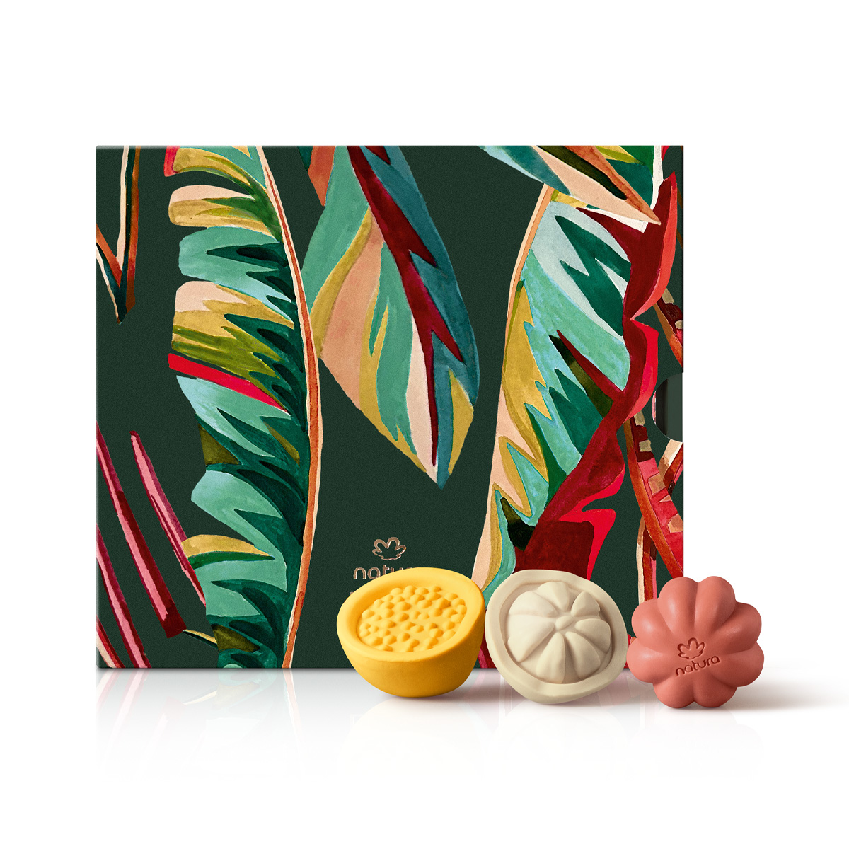 Detalhe dos sabonetes de pitanga, castanha e maracujá