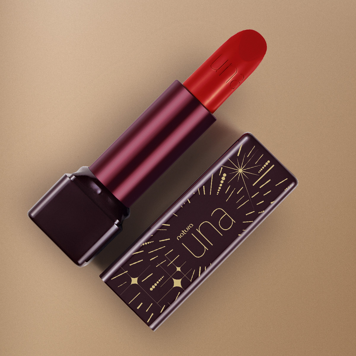 Aplicação do Batom Una FPS 25 Vermelho