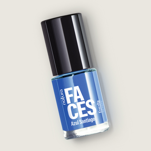 Unhas com Esmalte Faces Azul Santiago