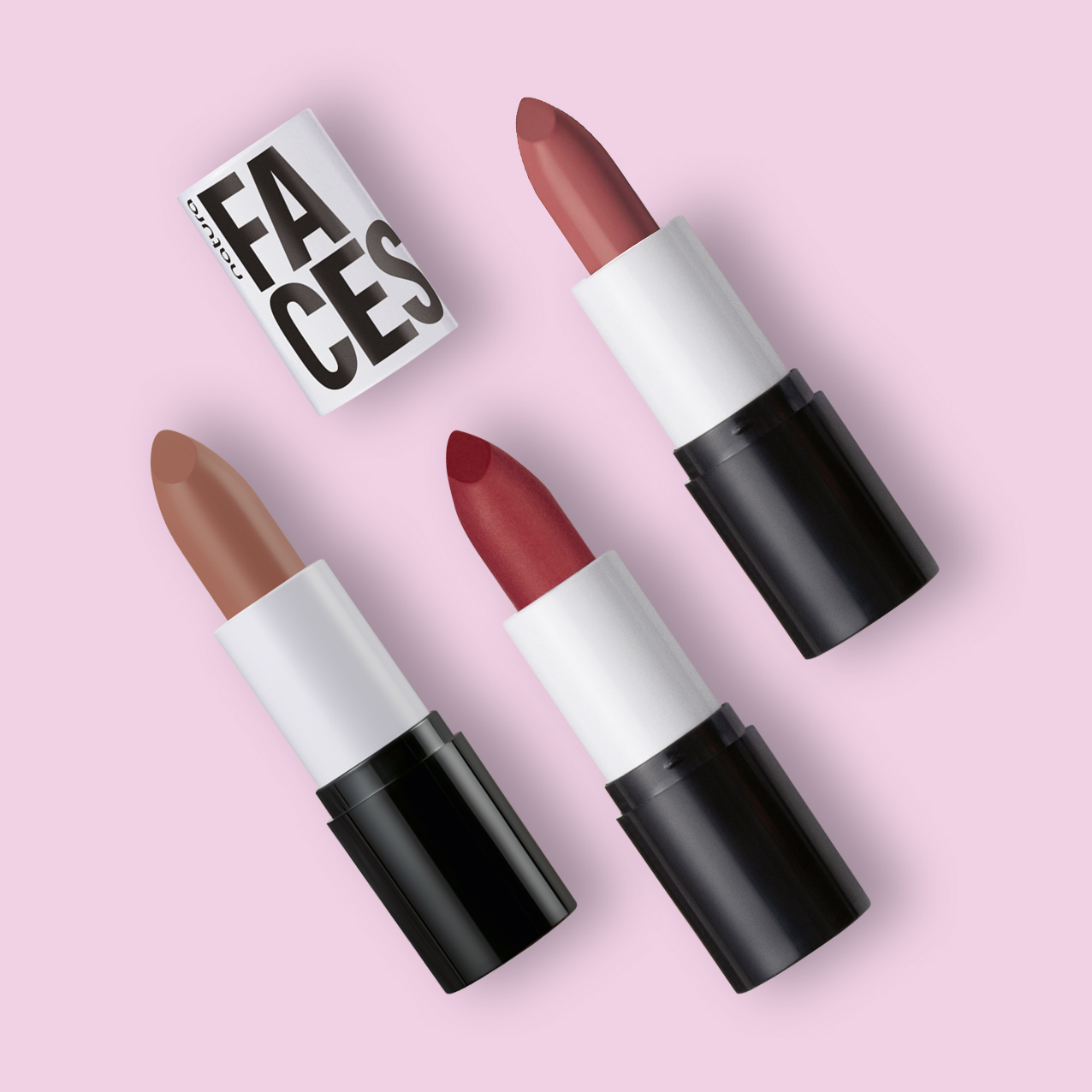 Aplicação do batom como blush no kit Faces