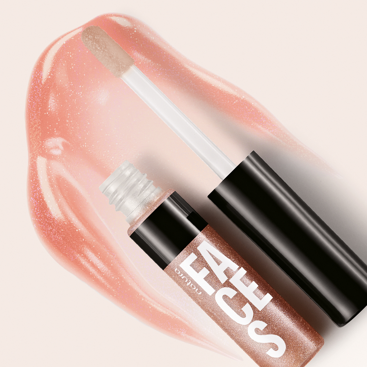 Aplicação do Gloss Faces nos lábios