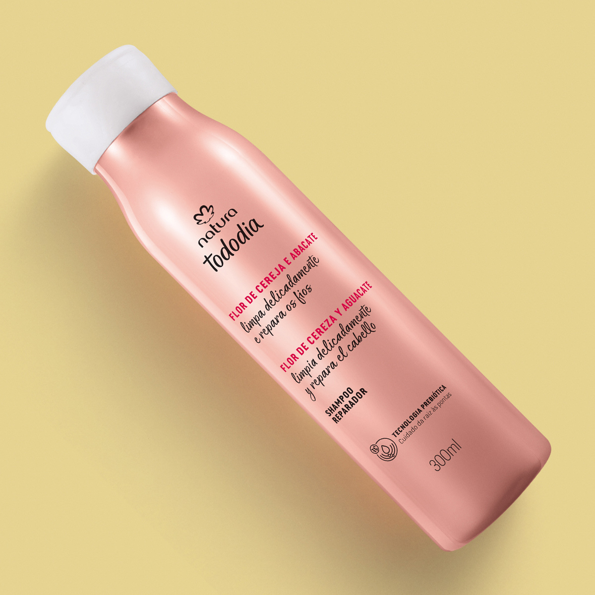 Shampoo em close-up com embalagem e frasco