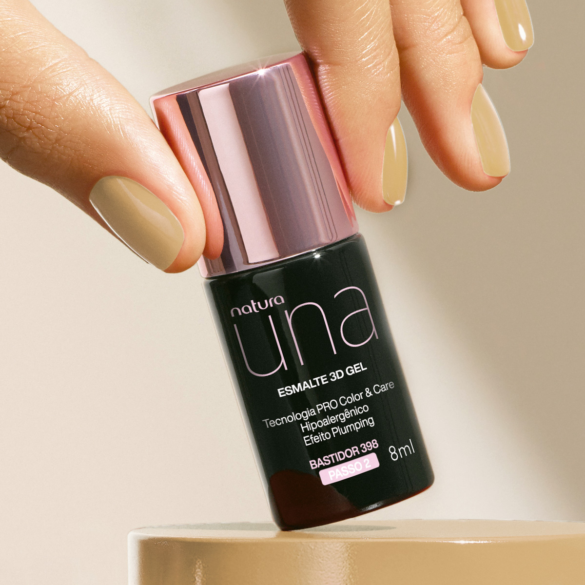 Top Coat 3D Gel Una 5 Detalhe aplicado das unhas com Top Coat 3D Gel Una