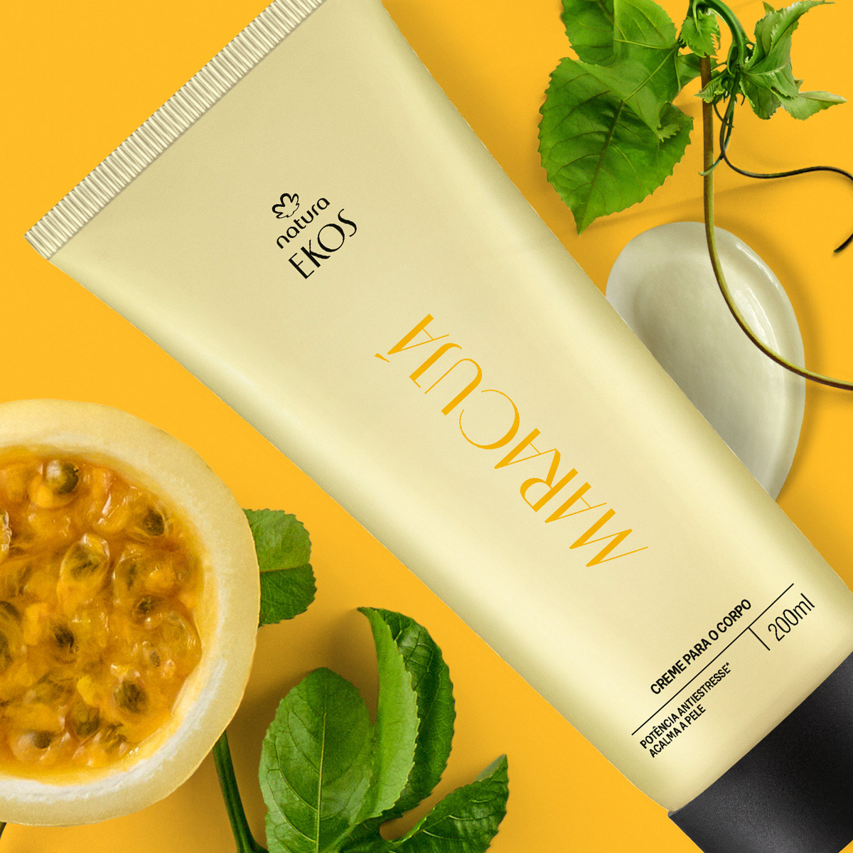 Creme Desodorante Hidratante para o Corpo Ekos Maracujá 5 Embalagem do Creme Ekos Maracujá em uso