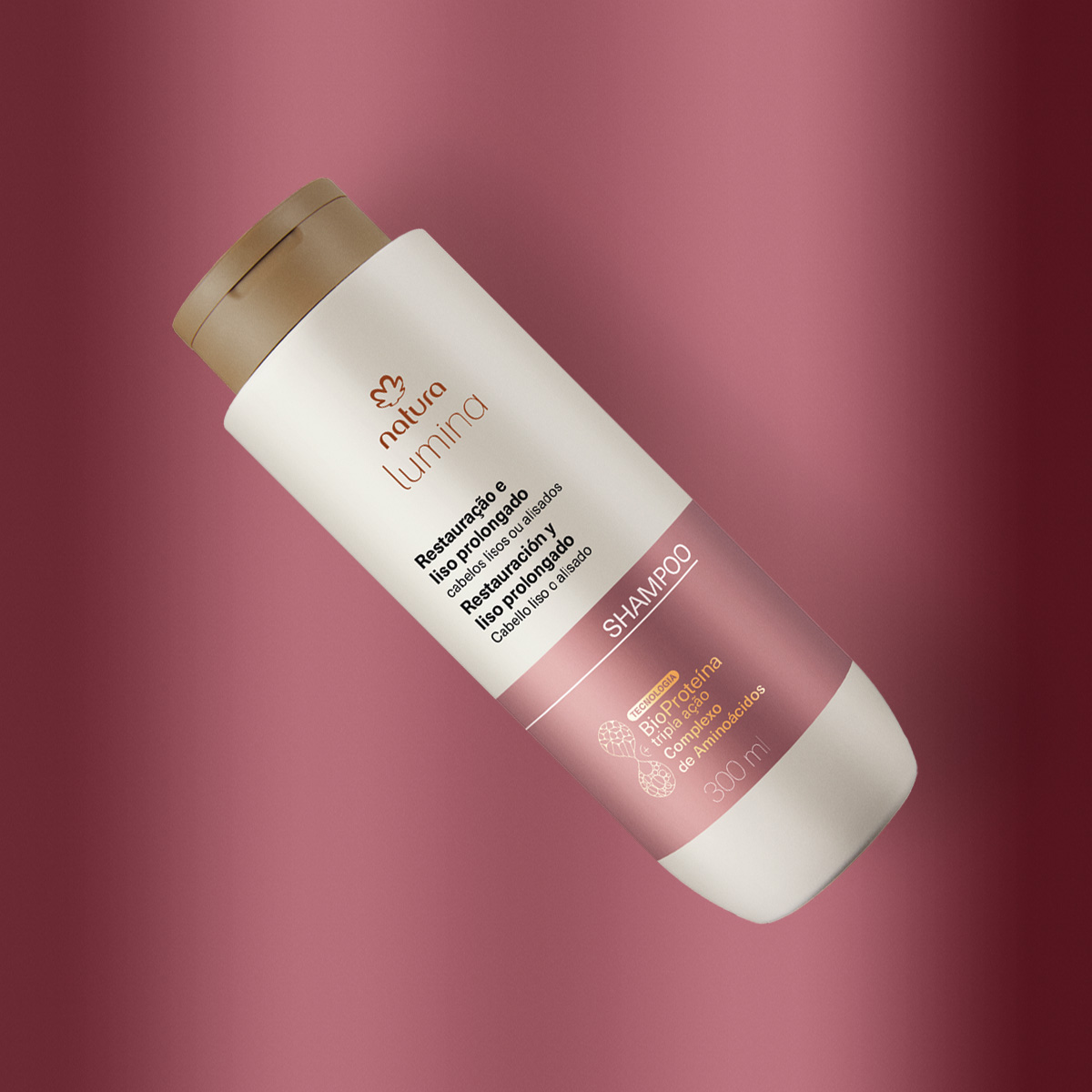 Shampoo Lumina em uso, fios lisos e brilhantes