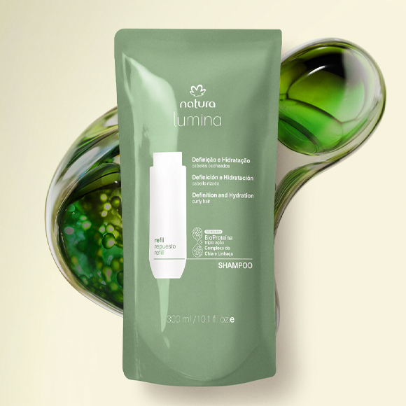 Shampoo cremoso Lumina em ação nos cachos