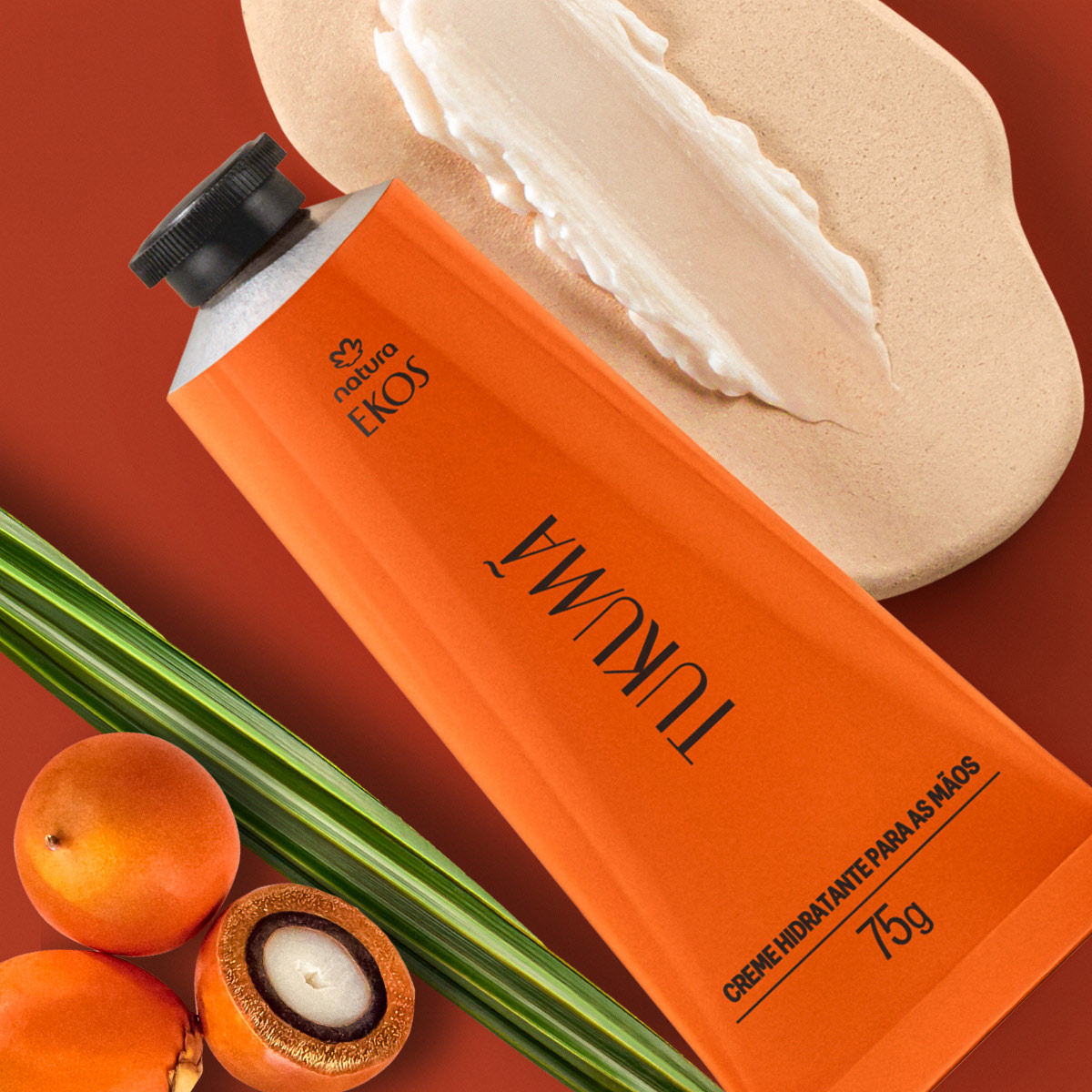 Aplicação do Creme Ekos Tukumã nas mãos